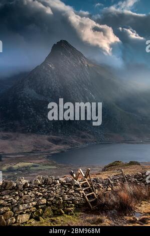 Spektakuläres Licht über Tryfan und Llyn Ogwen von den Hängen des Pen yr Ole Wen, Snowdonia National Park, North Wales, Großbritannien Stockfoto