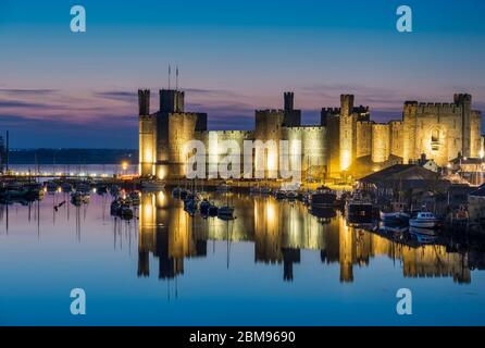 Caernarfon Castle und der Fluss Seiont in der Nacht, Caernarfon, Gwynedd, North Wales, Großbritannien Stockfoto