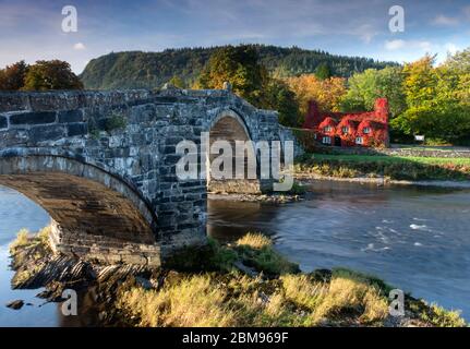 Pont Fawr, TU Hwnt I’r Bont and the River Conwy, Llanrwst, Conwyshire, Snowdonia National Park, North Wales, Großbritannien. Stockfoto