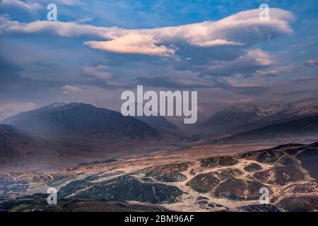 Das Ogwen Valley und die Glyderau Mountains bei Sonnenaufgang von Crimpiau, Snowdonia National Park, North Wales, Großbritannien Stockfoto