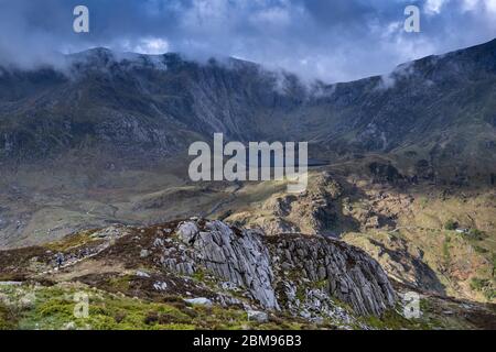 Wanderer klettern Pen yr Ole Wen unterstützt von Cwm Idwal und Glyder Fawr, Snowdonia National Park, North Wales, Großbritannien Stockfoto