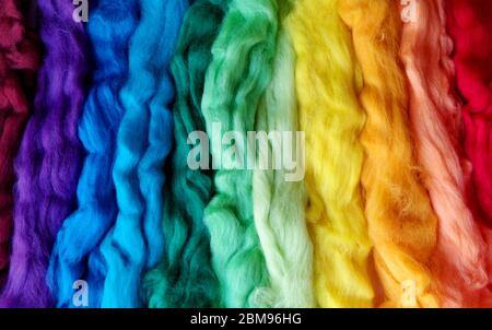 Wolle zum Filzen verschiedener Farben des Regenbogens. Gestreiften wollenen Hintergrund. Textural abstrakt bunten Hintergrund Stockfoto