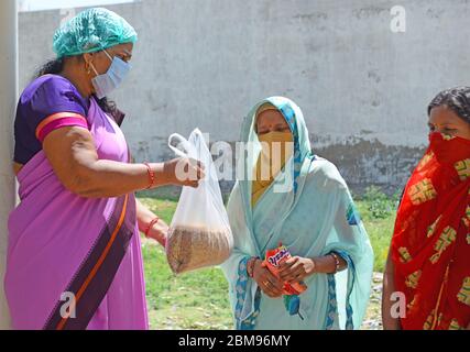 Beawar, Indien. Mai 2020. Ein anganwadi Arbeiter verteilen Weizen an arme Frauen inmitten der laufenden landesweiten COVID-19 Lockdown in Beawar, Rajasthan. (Foto von Sumit Saraswat/Pacific Press) Quelle: Pacific Press Agency/Alamy Live News Stockfoto