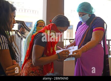 Beawar, Indien. Mai 2020. Ein anganwadi Arbeiter verteilen Weizen an arme Frauen inmitten der laufenden landesweiten COVID-19 Lockdown in Beawar, Rajasthan. (Foto von Sumit Saraswat/Pacific Press) Quelle: Pacific Press Agency/Alamy Live News Stockfoto