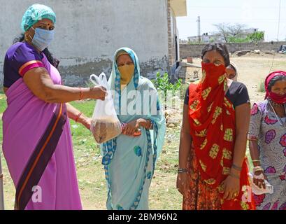 Beawar, Indien. Mai 2020. Ein anganwadi Arbeiter verteilen Weizen an arme Frauen inmitten der laufenden landesweiten COVID-19 Lockdown in Beawar, Rajasthan. (Foto von Sumit Saraswat/Pacific Press) Quelle: Pacific Press Agency/Alamy Live News Stockfoto