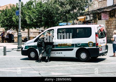 Jerusalem israel 08. Juni 2018 Blick auf das israelische Polizeiauto in der Jaffa Straße in Jerusalem am Morgen Stockfoto