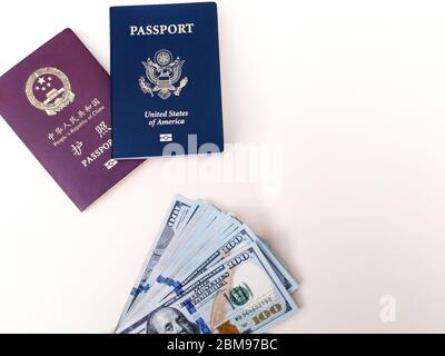 Chinesische und amerikanische Pässe mit US-Währung Stockfoto