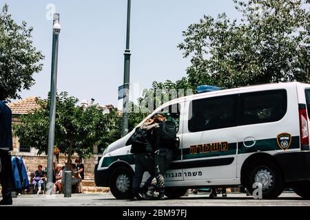 Jerusalem israel 08. Juni 2018 Blick auf das israelische Polizeiauto in der Jaffa Straße in Jerusalem am Morgen Stockfoto