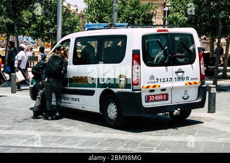 Jerusalem israel 08. Juni 2018 Blick auf das israelische Polizeiauto in der Jaffa Straße in Jerusalem am Morgen Stockfoto