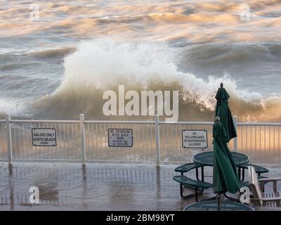 Lake Michigan wird während eines Sommersturms wütend. Hohe Winde wehten auf der Illinois-Seite große Wellen auf. Stockfoto