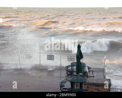 Lake Michigan wird während eines Sommersturms wütend. Hohe Winde wehten auf der Illinois-Seite große Wellen auf. Stockfoto