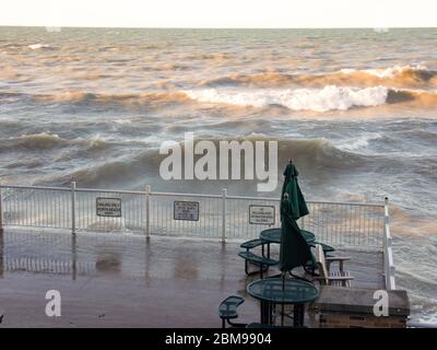 Lake Michigan wird während eines Sommersturms wütend. Hohe Winde wehten auf der Illinois-Seite große Wellen auf. Stockfoto