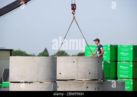 Stawropol, Russland - 13. Juni 2019: Der Slinger auf der Baustelle sichert den Güterzustieg. Stockfoto