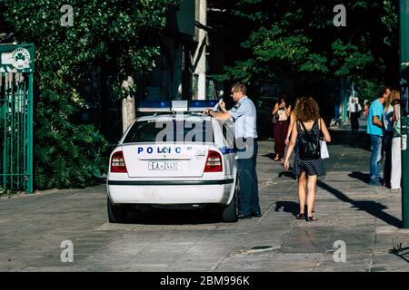 Athen Griechenland 27. August 2019 Blick auf einen griechischen Polizisten in den Straßen von Athen am Morgen Stockfoto