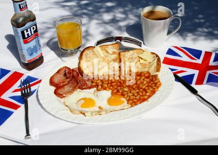 Guten Morgen Großbritannien. Englisches Frühstück. Symbole von England. Symbolisch für die Engländer im in- und Ausland das englische Frühstück. Auch bekannt als das britische Frühstück. Auch bekannt als ein gutes altes Braten up. Überall zu fettigen Löffeln serviert. Russell Moore Portfolio-Seite. Stockfoto