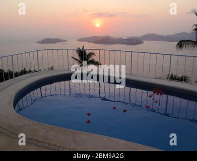 Pool bei Sonnenuntergang Acapulco, Mexiko Stockfoto