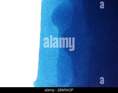 Indigo blau handgemachte Tinte Aquarell abstrakten Hintergrund von geschichteten Wellen Meer isoliert auf Vintage Papier Textur Stockfoto