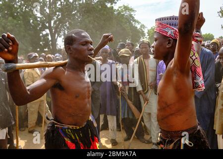 Junge Fulani Männer kämpfen in einem Sharo Festival. Sharo ist ein Fulani Festival, bei dem junge Fulani Jungs ihre Kraft und Ausdauer testen, indem sie ausgepeitscht werden Stockfoto