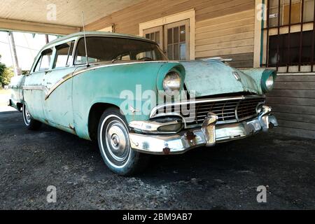 Zweifarbiges grünes, unrestauriertes Ford Fairlane Town Sedan Auto oder Auto, das 1956 in einem Carport in Alabama, USA geparkt wurde. Stockfoto