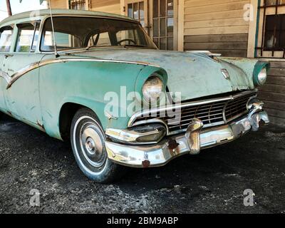 Zweifarbiges grünes, unrestauriertes Ford Fairlane Town Sedan Auto oder Auto, das 1956 in einem Carport in Alabama, USA geparkt wurde. Stockfoto