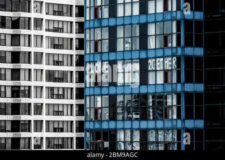 Toronto, Kanada, 5. Mai 2020. Eine Beschilderung ALLEIN 2GETHER scheint an einem Wohnhaus in der Innenstadt von Toronto während der COVID-19 Sperrung in Kanada hängen. Dominic Chan/EXimages Stockfoto