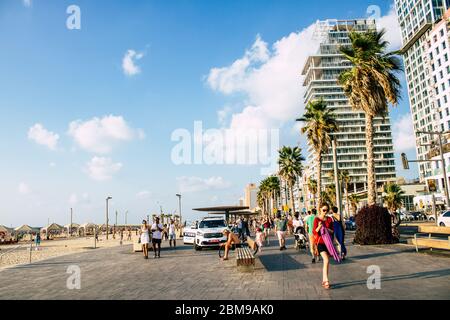 Tel Aviv Israel September 07, 2019 Blick auf ein israelisches Polizeiauto, das am Nachmittag vor dem Strand in Tel Aviv geparkt wurde Stockfoto