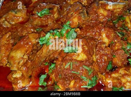 'Ayam Masak Merah', ein malaysisches Rezept, das gebratene Hühner in würziger Sauce enthält Stockfoto