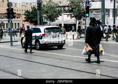 Jerusalem israel 08. Juni 2018 Blick auf das israelische Polizeiauto in der Jaffa Straße in Jerusalem am Morgen Stockfoto