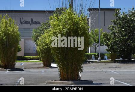 Orlando, Usa. Mai 2020. Ein leerer Parkplatz ist am Tag des Insolvenzanladens Kapitel 11 im Neiman Marcus Store in der Mall bei Millenia zu sehen. Der Luxushändler ist der erste große Kaufhauskonzern, der während der Coronavirus-Pandemie Insolvenzschutz beantragt. Quelle: SOPA Images Limited/Alamy Live News Stockfoto