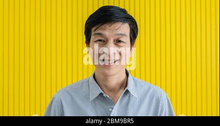 Ein älterer Asiat lächelte und lachte zu Hause glücklich. Stockfoto