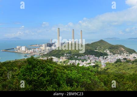 Blick auf die Insel Lamma und das Kraftwerk HK. Stockfoto