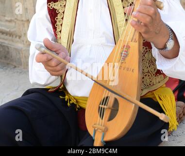 Ein kroatischer Mann, der das traditionelle Musikinstrument Lijerica spielt. Stockfoto