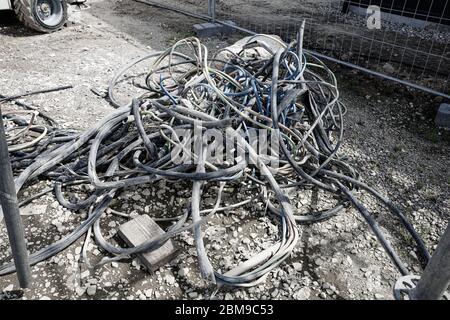 Auf einer Baustelle ein Haufen alter Elektrokabel Stockfoto