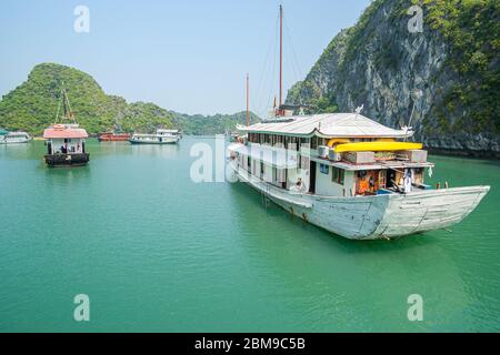 Halong Bay Vietnam - Oktober 22 2013; Boote in der schönen ruhigen und friedlichen Bucht in kühlen klaren Morgenlicht. Stockfoto