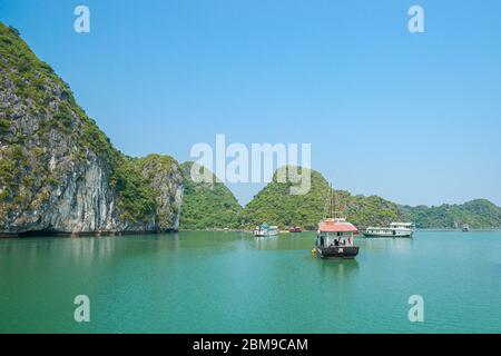 Boote in schönen ruhigen und friedlichen beliebten touristischen Ziel der Halong Bay in kühlen klaren Morgenlicht. Stockfoto