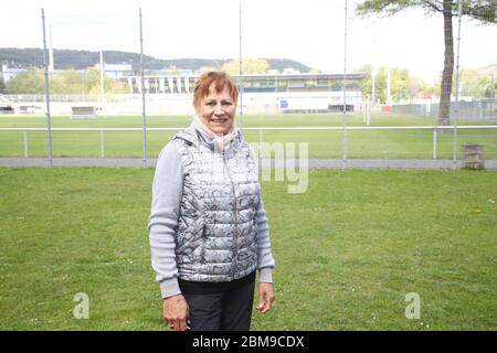 Gera, Deutschland. Mai 2020. Die ehemalige Leichtathletin Renate Stecher steht vor dem Sportplatz Ernst Abbbe. Sie wird am 12. Mai 70 Jahre alt. (Zu dpa: 'Die Frau, die eine Schallmauer brach: Renate Stecher wird 70') Quelle: Bodo Schackow/dpa-Zentralbild/dpa/Alamy Live News Stockfoto