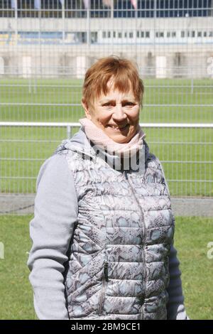 Gera, Deutschland. Mai 2020. Die ehemalige Leichtathletin Renate Stecher steht vor dem Sportplatz Ernst Abbbe. Sie wird am 12. Mai 70 Jahre alt. (Zu dpa: 'Die Frau, die eine Schallmauer brach: Renate Stecher wird 70') Quelle: Bodo Schackow/dpa-Zentralbild/dpa/Alamy Live News Stockfoto