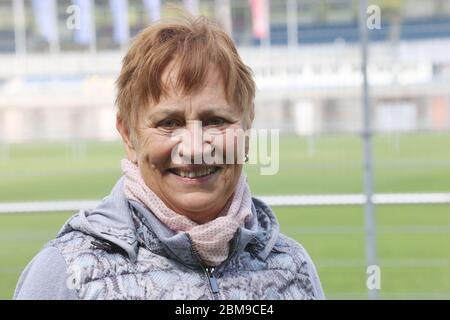 Gera, Deutschland. Mai 2020. Die ehemalige Leichtathletin Renate Stecher steht vor dem Sportplatz Ernst Abbbe. Sie wird am 12. Mai 70 Jahre alt. (Zu dpa: 'Die Frau, die eine Schallmauer brach: Renate Stecher wird 70') Quelle: Bodo Schackow/dpa-Zentralbild/dpa/Alamy Live News Stockfoto