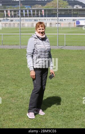 Gera, Deutschland. Mai 2020. Die ehemalige Leichtathletin Renate Stecher steht vor dem Sportplatz Ernst Abbbe. Sie wird am 12. Mai 70 Jahre alt. (Zu dpa: 'Die Frau, die eine Schallmauer brach: Renate Stecher wird 70') Quelle: Bodo Schackow/dpa-Zentralbild/dpa/Alamy Live News Stockfoto