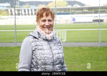 Gera, Deutschland. Mai 2020. Die ehemalige Leichtathletin Renate Stecher steht vor dem Sportplatz Ernst Abbbe. Sie wird am 12. Mai 70 Jahre alt. (Zu dpa: 'Die Frau, die eine Schallmauer brach: Renate Stecher wird 70') Quelle: Bodo Schackow/dpa-Zentralbild/dpa/Alamy Live News Stockfoto