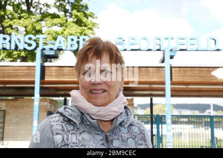 Gera, Deutschland. Mai 2020. Die ehemalige Leichtathletin Renate Stecher steht vor dem Sportplatz Ernst Abbbe. Sie wird am 12. Mai 70 Jahre alt. (Zu dpa: 'Die Frau, die eine Schallmauer brach: Renate Stecher wird 70') Quelle: Bodo Schackow/dpa-Zentralbild/dpa/Alamy Live News Stockfoto