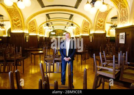 Leipzig, Deutschland. Mai 2020. Im großen Keller des Restaurants steht Rene Stoffregen, Geschäftsführer von Auerbachs Keller. Das bekannte Restaurant bereitet sich auf die Wiedereröffnung vor. Quelle: Sebastian Willnow/dpa-Zentralbild/dpa/Alamy Live News Stockfoto