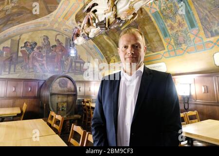 Leipzig, Deutschland. Mai 2020. Im Fasskeller des Restaurants steht Rene Stoffregen, Geschäftsführer von Auerbachs Keller. Das bekannte Restaurant bereitet sich auf die Wiedereröffnung vor. Quelle: Sebastian Willnow/dpa-Zentralbild/dpa/Alamy Live News Stockfoto