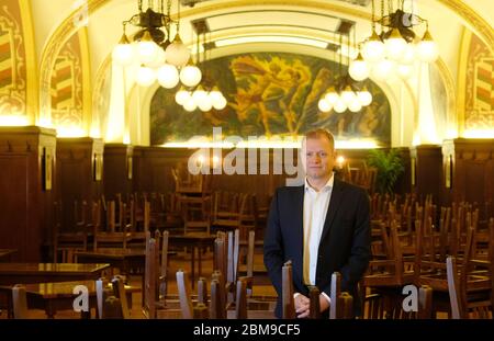 Leipzig, Deutschland. Mai 2020. Im großen Keller des Restaurants steht Rene Stoffregen, Geschäftsführer von Auerbachs Keller. Das bekannte Restaurant bereitet sich auf die Wiedereröffnung vor. Quelle: Sebastian Willnow/dpa-Zentralbild/dpa/Alamy Live News Stockfoto