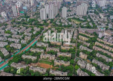 Dhaka, Bangladesch. April 2020. (ANMERKUNG DES HERAUSGEBERS: Bild aufgenommen mit einer Drohne)Luftaufnahme der Stadt Dhaka während einer von der Regierung auferlegten Lockdown als vorbeugende Maßnahme gegen das COVID-19 Coronavirus. Quelle: SOPA Images Limited/Alamy Live News Stockfoto