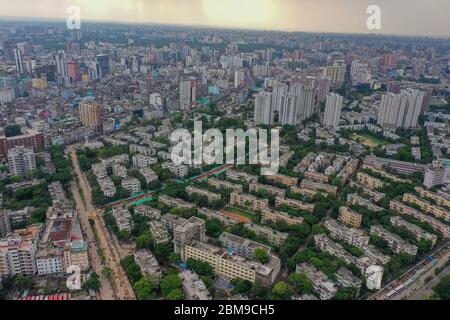 Dhaka, Bangladesch. April 2020. (ANMERKUNG DES HERAUSGEBERS: Bild aufgenommen mit einer Drohne)Luftaufnahme der Stadt Dhaka während einer von der Regierung auferlegten Lockdown als vorbeugende Maßnahme gegen das COVID-19 Coronavirus. Quelle: SOPA Images Limited/Alamy Live News Stockfoto