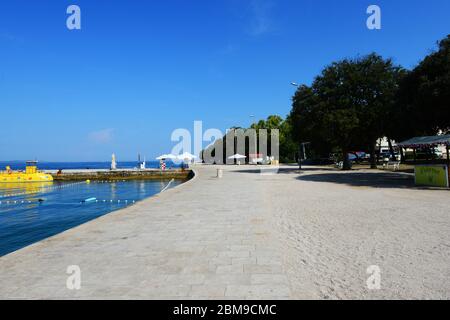 Touristen Genießen Sie den Blick auf die Adria von der Nova Riva Promenade in Zadar, Kroatien. Stockfoto