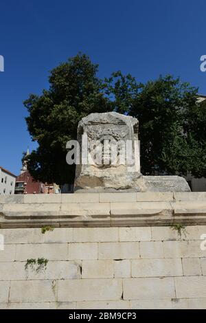 Geschnitzte Reliefs aus römischem Gesicht im Forum Romanum in Zadar, Kroatien. Stockfoto