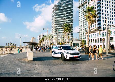 Tel Aviv Israel September 07, 2019 Blick auf ein israelisches Polizeiauto, das am Nachmittag vor dem Strand in Tel Aviv geparkt wurde Stockfoto