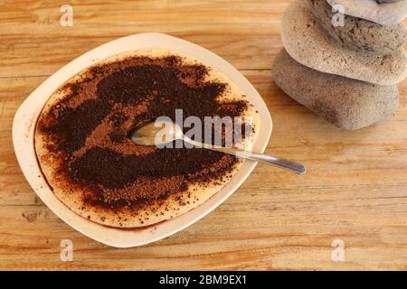 Süße Grießcreme mit Kakaopulver und geschmolzener Butter Stockfoto